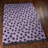 Tapis absorbant violet avec motifs pattes pour chien